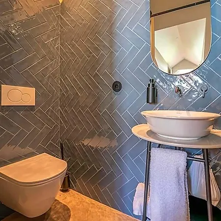 فندق Sutrooms *